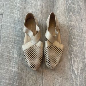 Nurture size 6 gold shoes